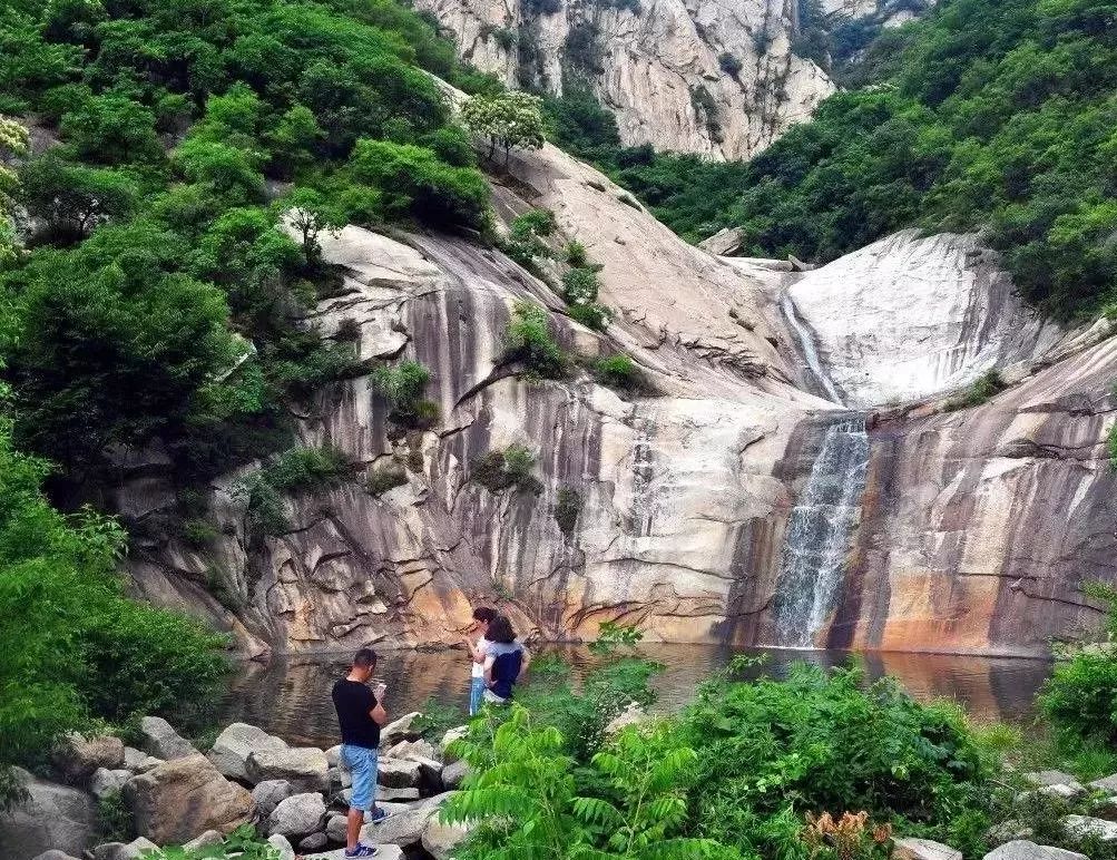 回龙沟生态旅游区位于成都市彭州市白水河,与著名风景区丹景山