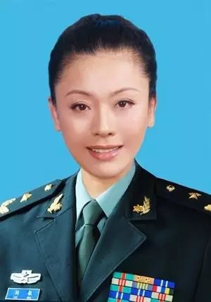 侨办副主任被免职夫人系中国最美女少将