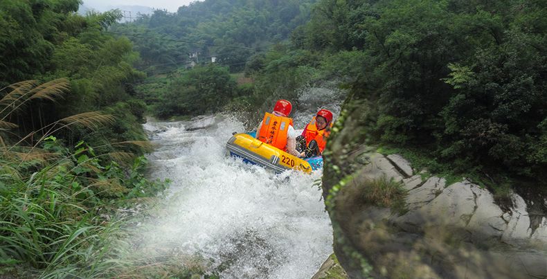 广东高山第一漂从化碧水峡高山漂流