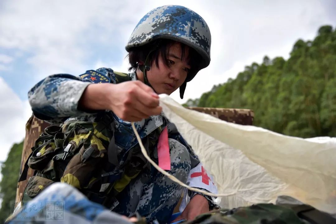 空军某基地组织战伤救治比武竞赛