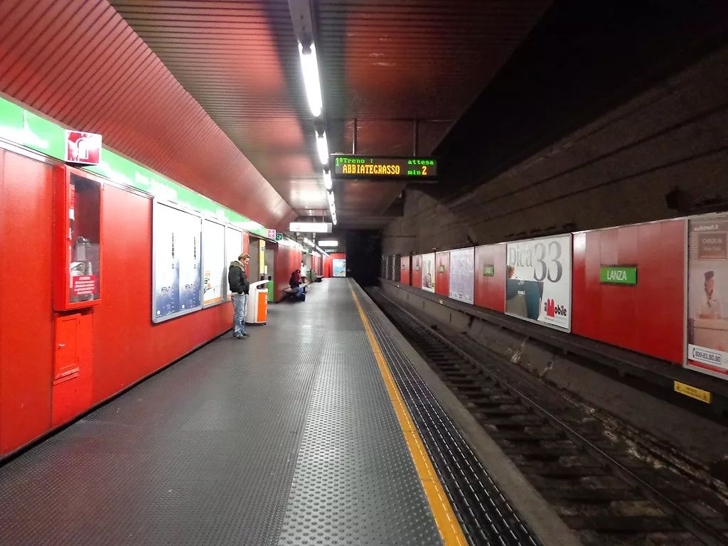 在米兰地铁，意大利的红色火车 编辑类库存图片. 图片 包括有 红色, 线路, 运输, 电车, 步行者, 旅行 - 116279959