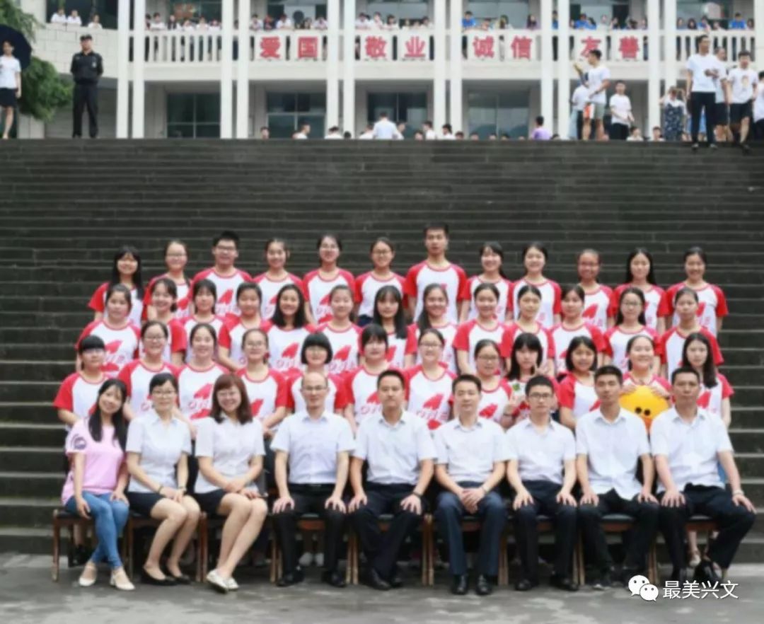 曹子逸(第二排左起第二个)和兴文二中老师,同学合影在她的班主任李蓉