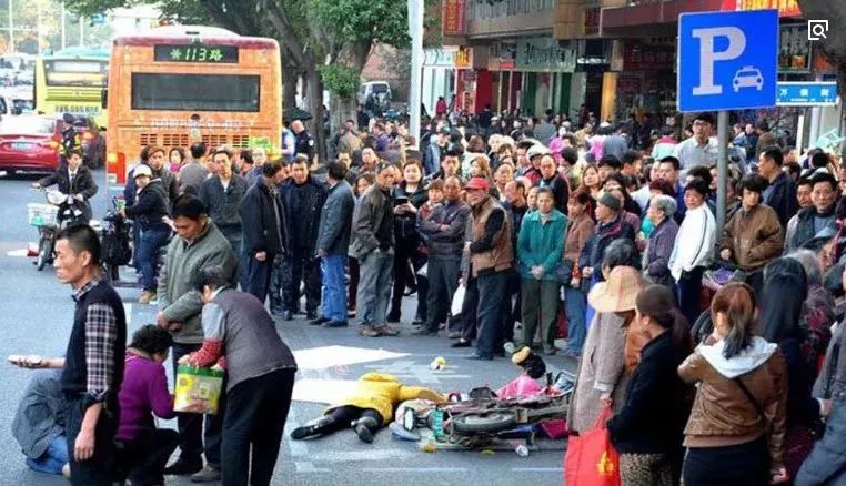 发生火灾第一反应是挤进人群拍照发生车祸是很多人的习惯火速前排围观