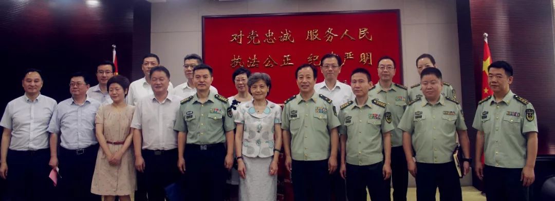 区人武部政委宋怀金,组成四个拥军慰问团,率队走访慰问了上海警备区