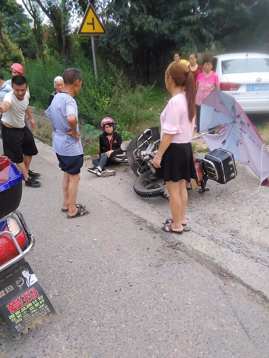 龙正一小车与摩托车相撞,摩托女司机受伤严重.