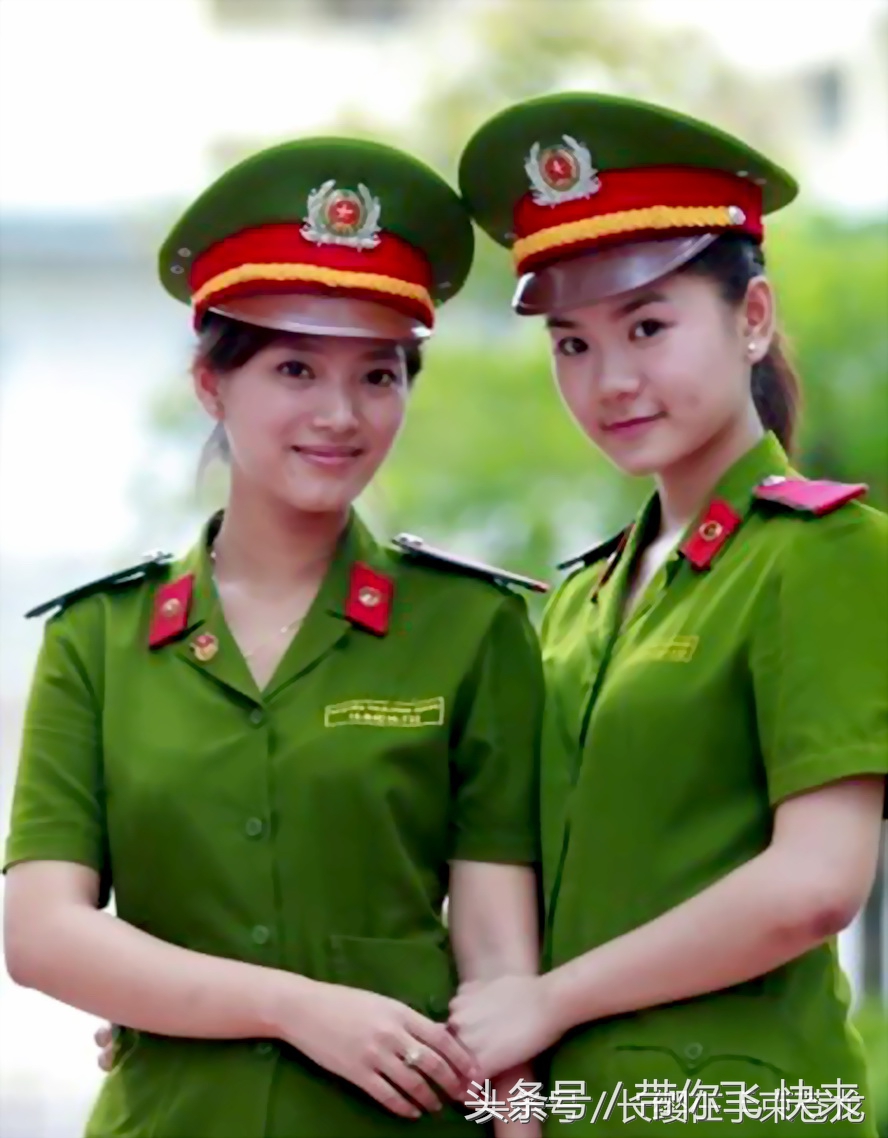 越南女兵卖萌可爱的一面