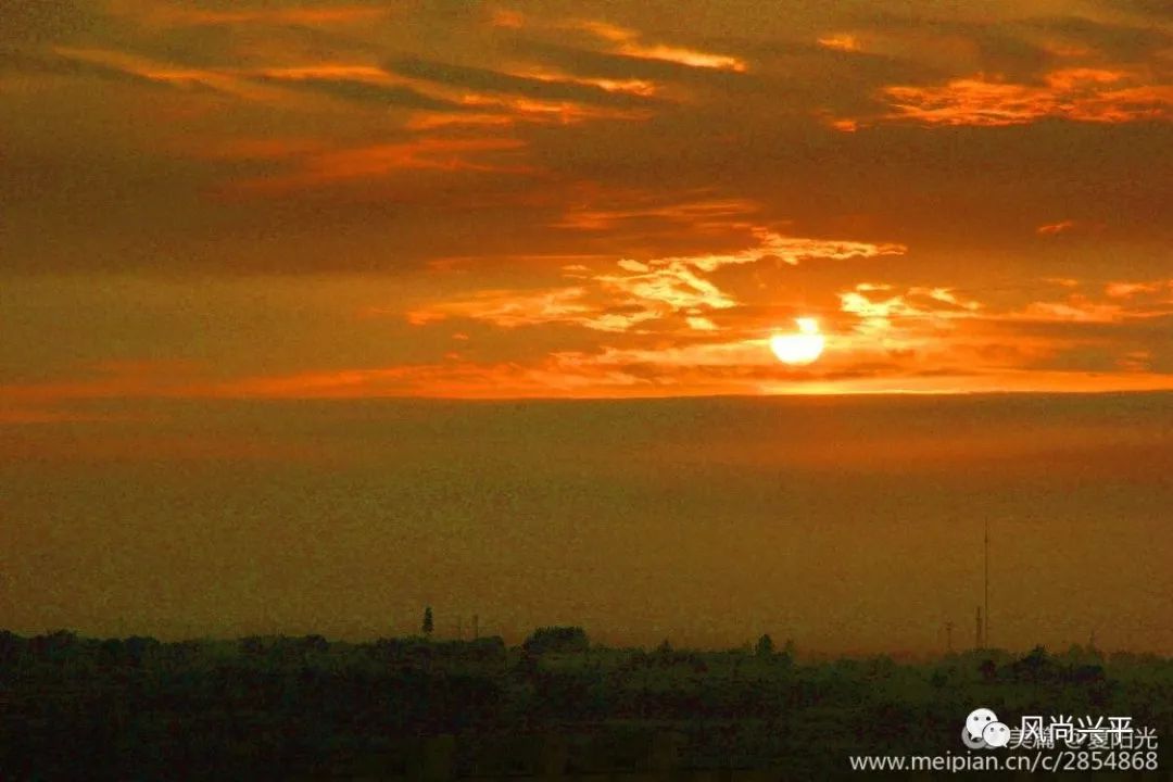 红云横越无边际,白日空浮落寞天.