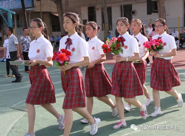 夏季的制服挺漂亮的,女生的话挺透明的,建立穿件小背心神马的.