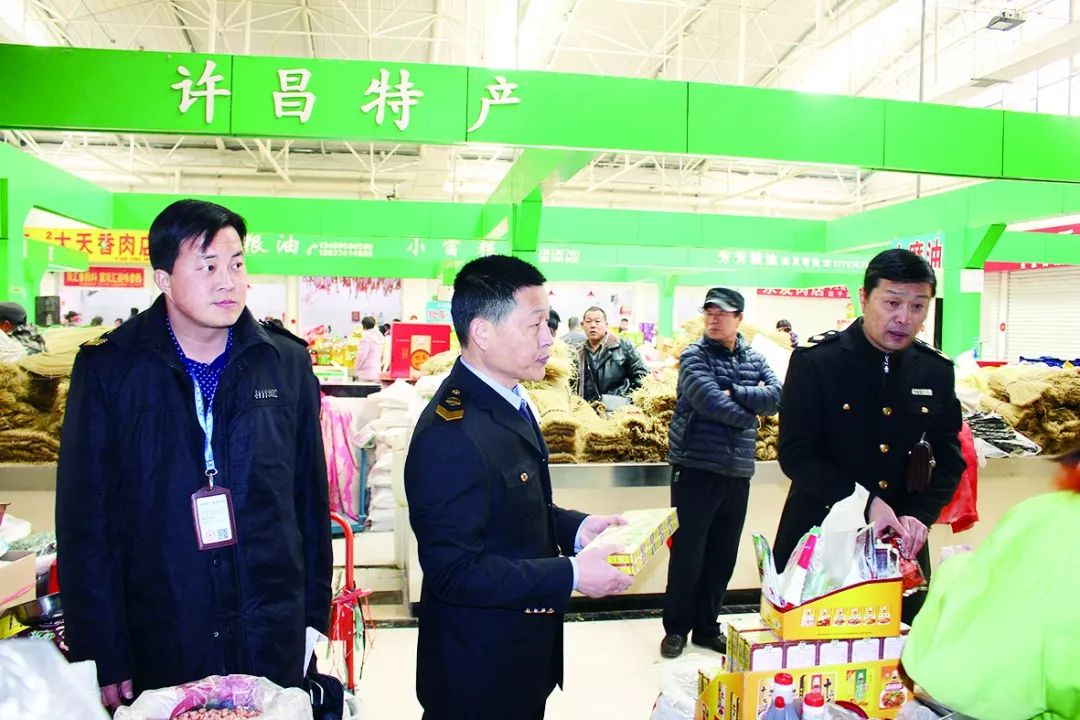 许昌市食药监局局长王三宝(左二)察看市场食品安全情况