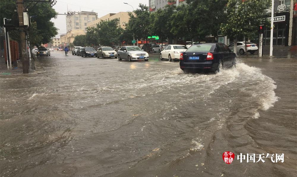 呼和浩特暴雨如注 城区内涝严重