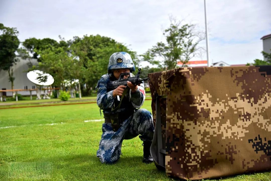 空军某基地组织战伤救治比武竞赛