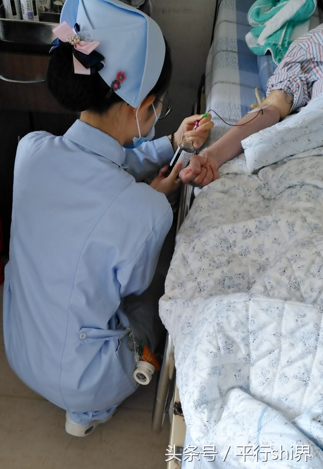 上海一护士跪式采血半小时 获网友点赞称她"最美白衣天使"
