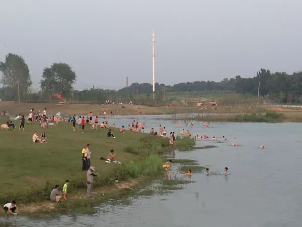在淮南也是如此 舜耕山湿地公园 山南中央公园 内很多市民在自然水域