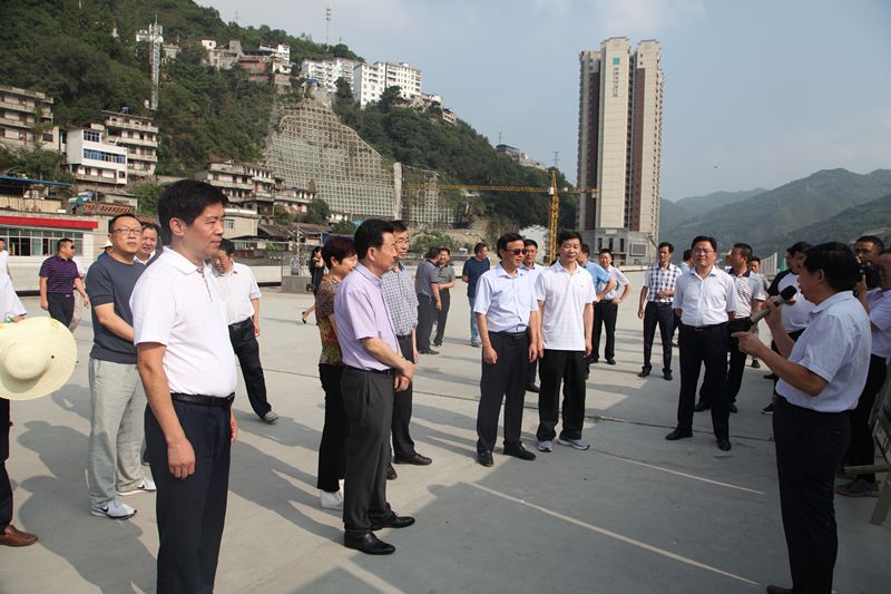 观摩白河县河街工程和白河中学建设