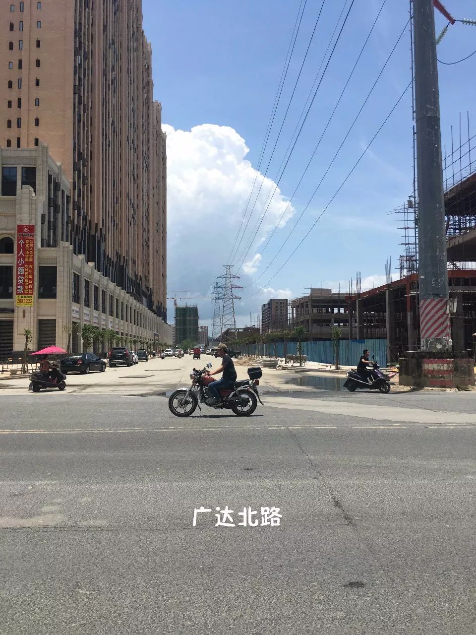 服装城南侧道路西起池尾大道,途经燎原街道乌石村,池尾街道新寮村,东