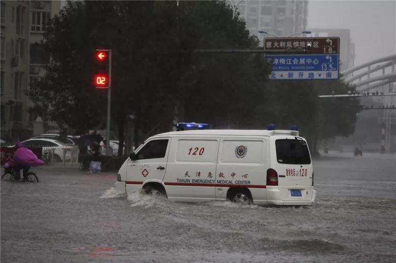 天津市急救中心急救人员顶风冒雨,彻夜奋战.