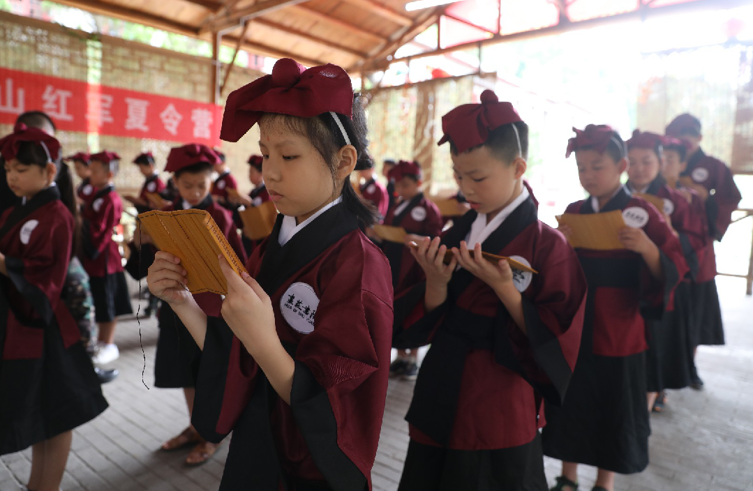 画荻教育井冈山青少年成长训练营:诵读弟子规 知恩父母(三)滚动