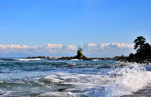 和连峰的地方,富山县三面环绕险峻的阿尔卑斯立山连峰山脉,环抱富山湾