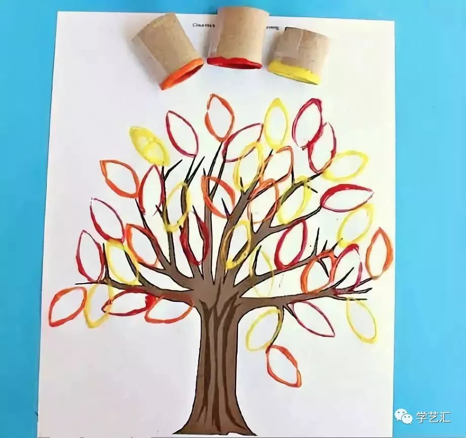 在纸上画出树干,卷纸筒沾上颜料,印在树枝上