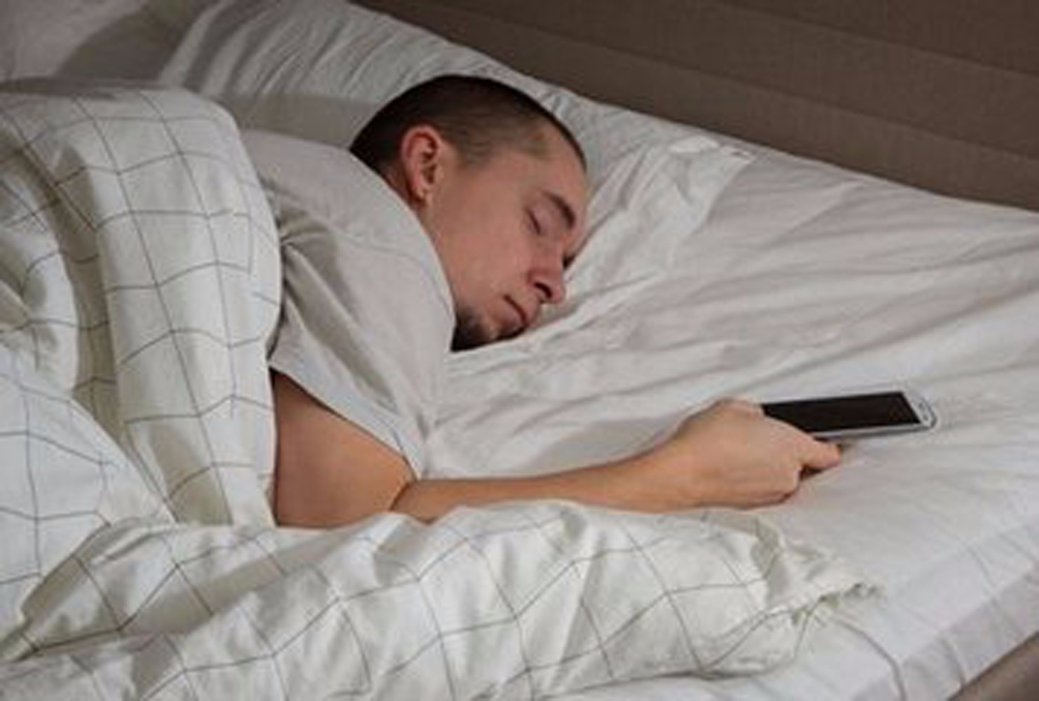 有的人为了通话方便,晚上睡觉时将手机放在头边.