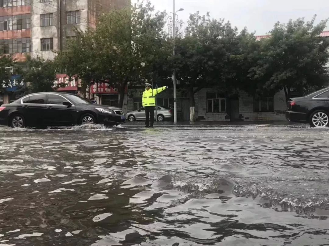 大雨滂沱,积水过膝,暴风雨中