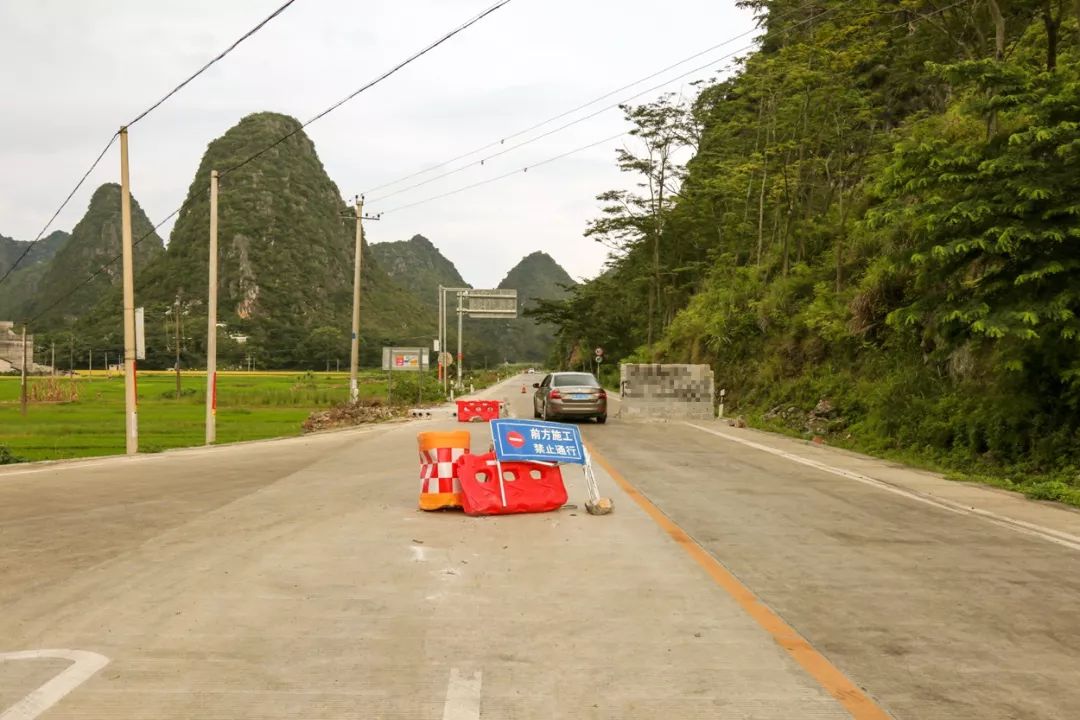 在天等至隆安二级路结安路口可以看到有"前方施工,禁止通行"的封路