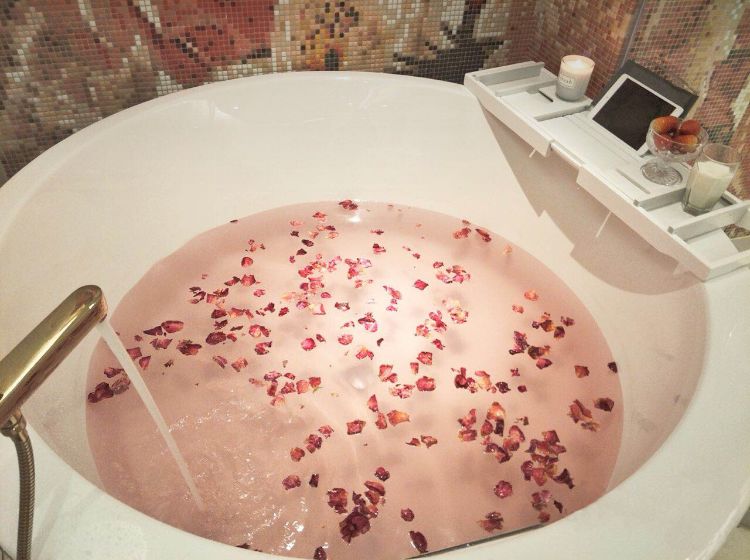 这洒满玫瑰花的浴缸 要不是隔着屏幕,真想立刻跳进去 夏天泡澡真的是
