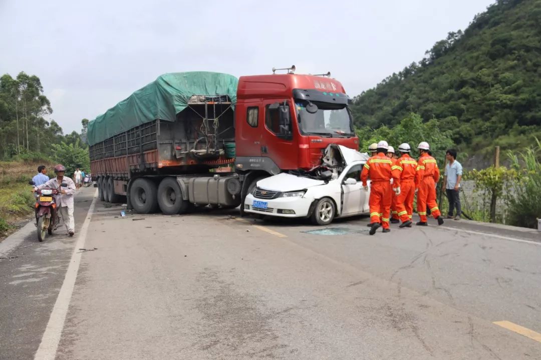 百色平果:雨天路滑致两车猛烈碰撞,1人身亡!