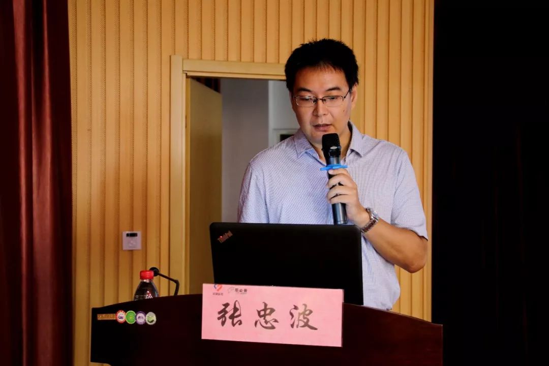 张忠波教授讲授《急性脑卒中绿色通道的建设》此次义诊和学术会议的