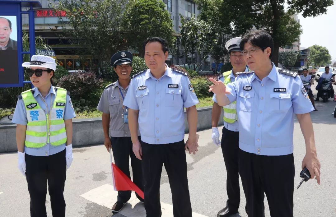 烈日酷暑下,发生在泰兴街头感人的一幕!