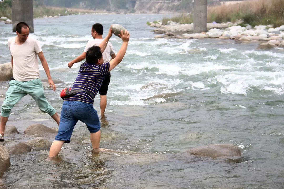 越热,小孩子们越是肆无忌惮地玩,不顾危险地跳进河里,池塘里游泳摸鱼