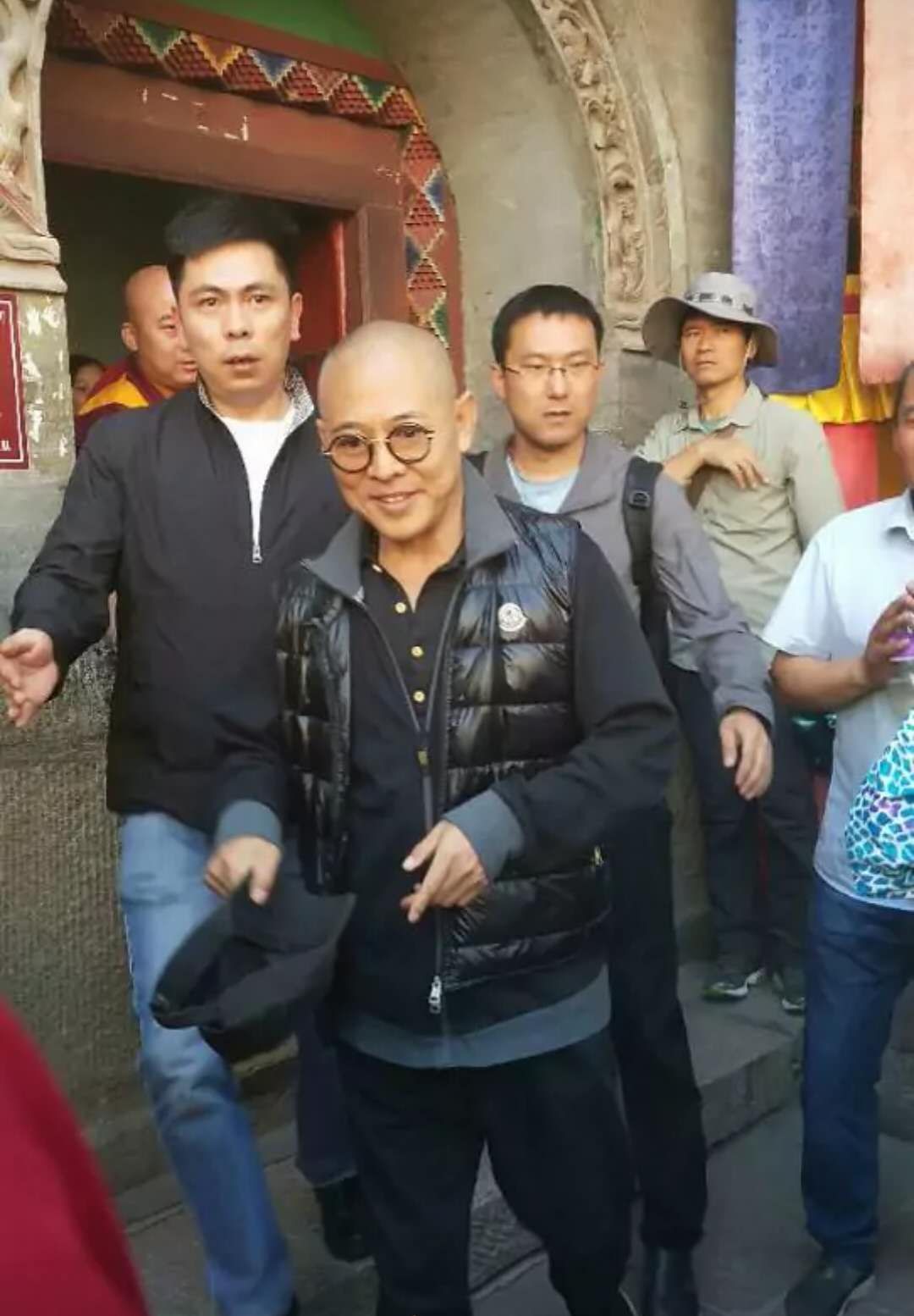 李连杰亮相青海塔尔寺七月天裹着羽绒背心身体还是虚