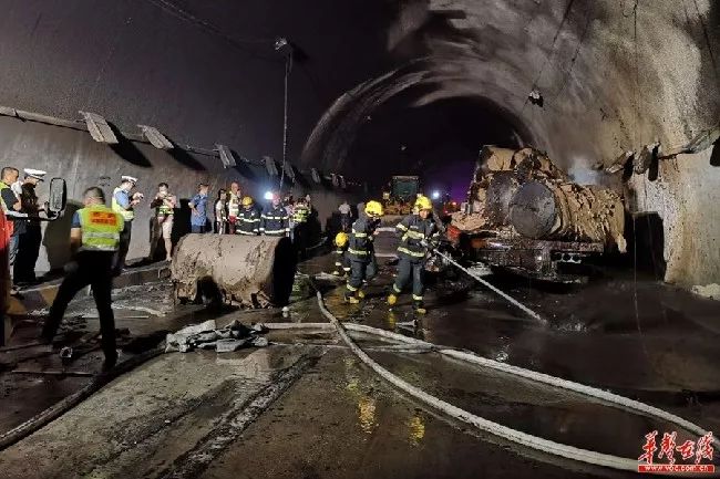 公路湖南段西往东方向雪峰山隧道内,发生一起两车追尾起火交通事故,两