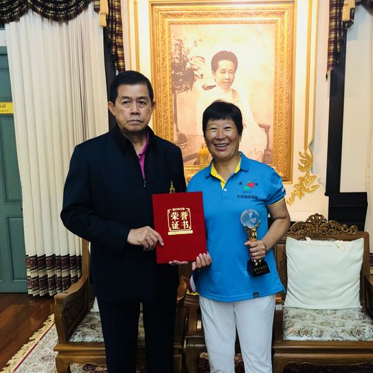 泰国前副总理,泰中友好协会会长功·塔帕朗西阁下热烈