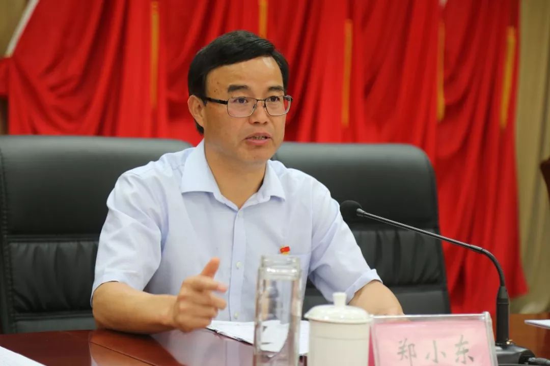 县委书记郑小东代表县委常委会作工作报告,县委副书记,县长陈伦富安排