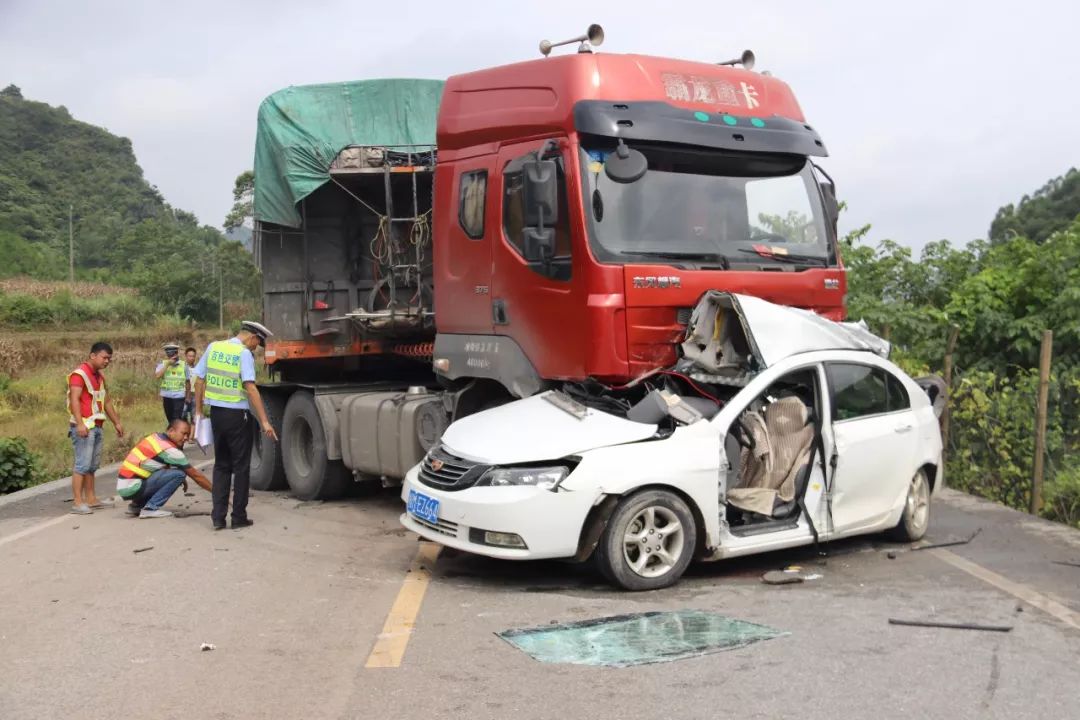 百色平果:雨天路滑致两车猛烈碰撞,1人身亡!