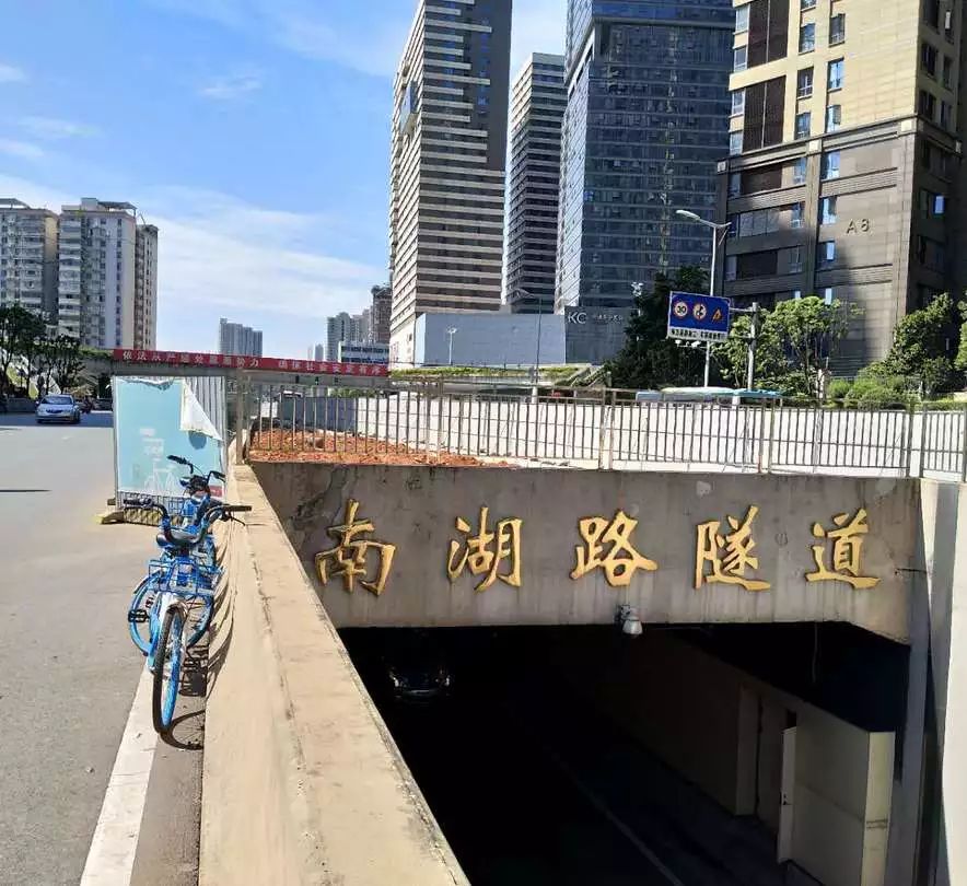 现场| 长沙南湖路隧道口路面塌方围挡施工?原来是在做这件事