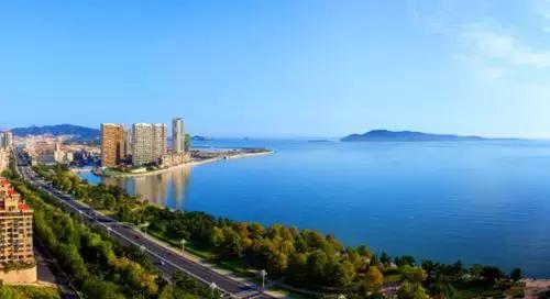 与其他沿海城市相比,威海地处内海且海在北面,最大的特点就是夏天润而