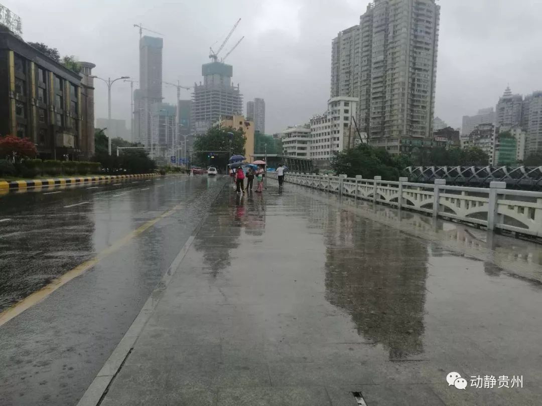 现在,贵阳在下雨,天气好冷!三伏天的贵阳要冷感冒