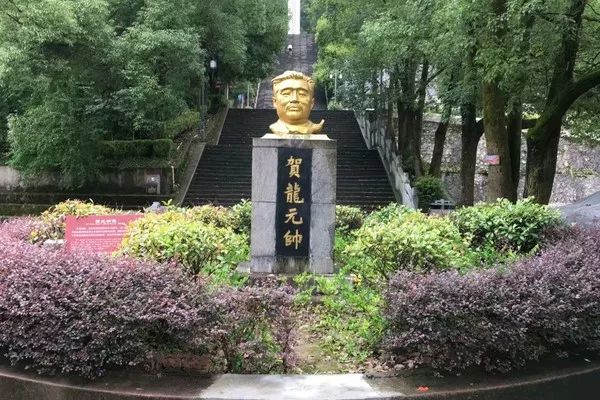 参观了贺龙元帅铜像,湘鄂边苏区革命烈士纪念碑,段德昌烈士之墓,并在