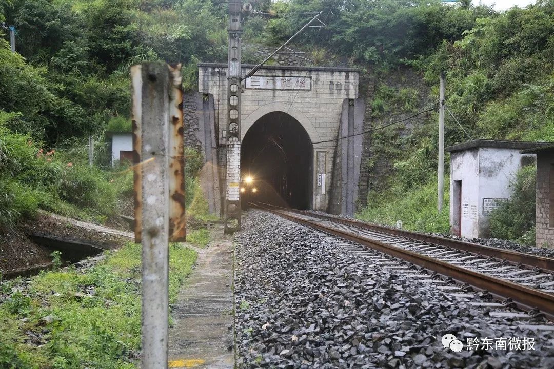 这条隧道位于中国铁路成都局集团有限公司凯里铁路工务段管内六个鸡与