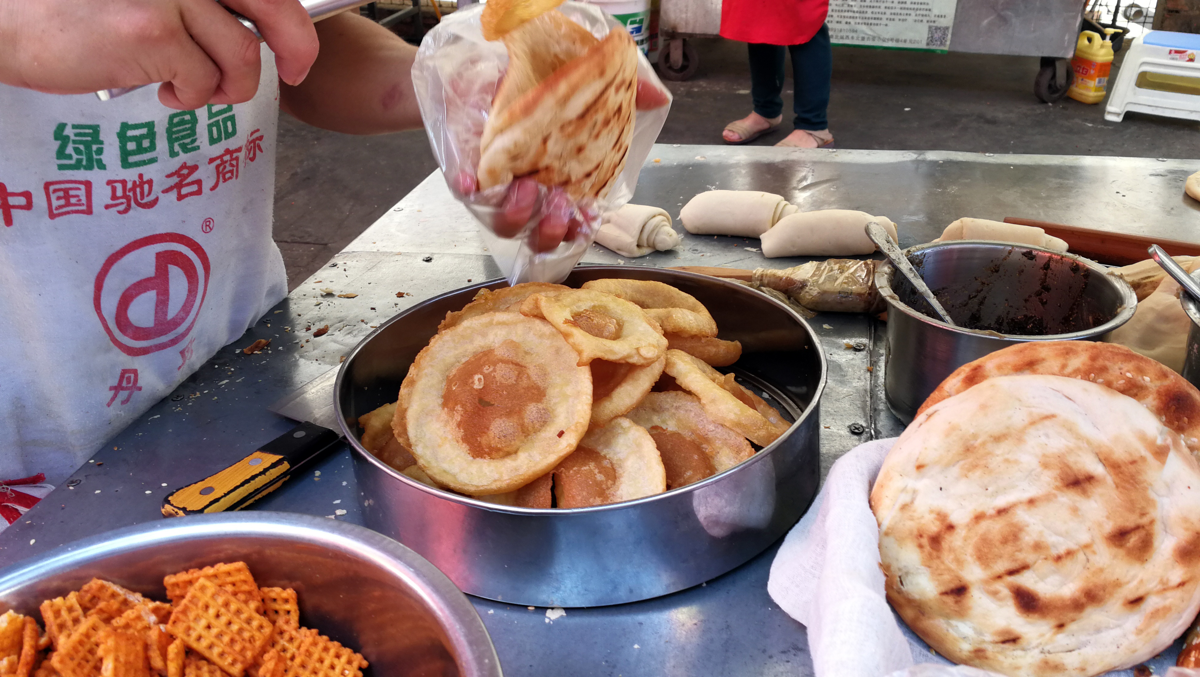 烧饼里面套油饼,说是陕南特色,这种吃法您见过吗?