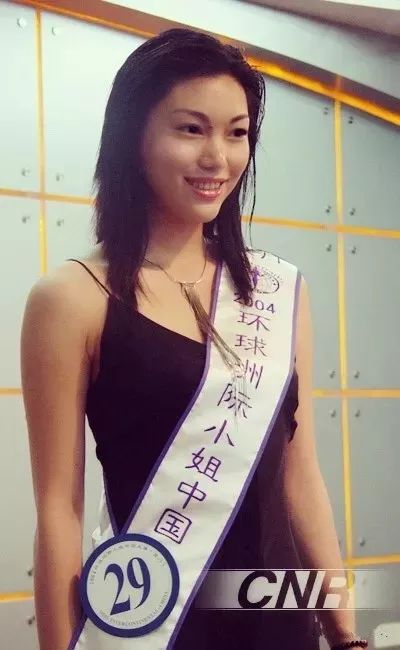 从油腻中年妇女到健身比基尼选手,这位小姐姐1年里的