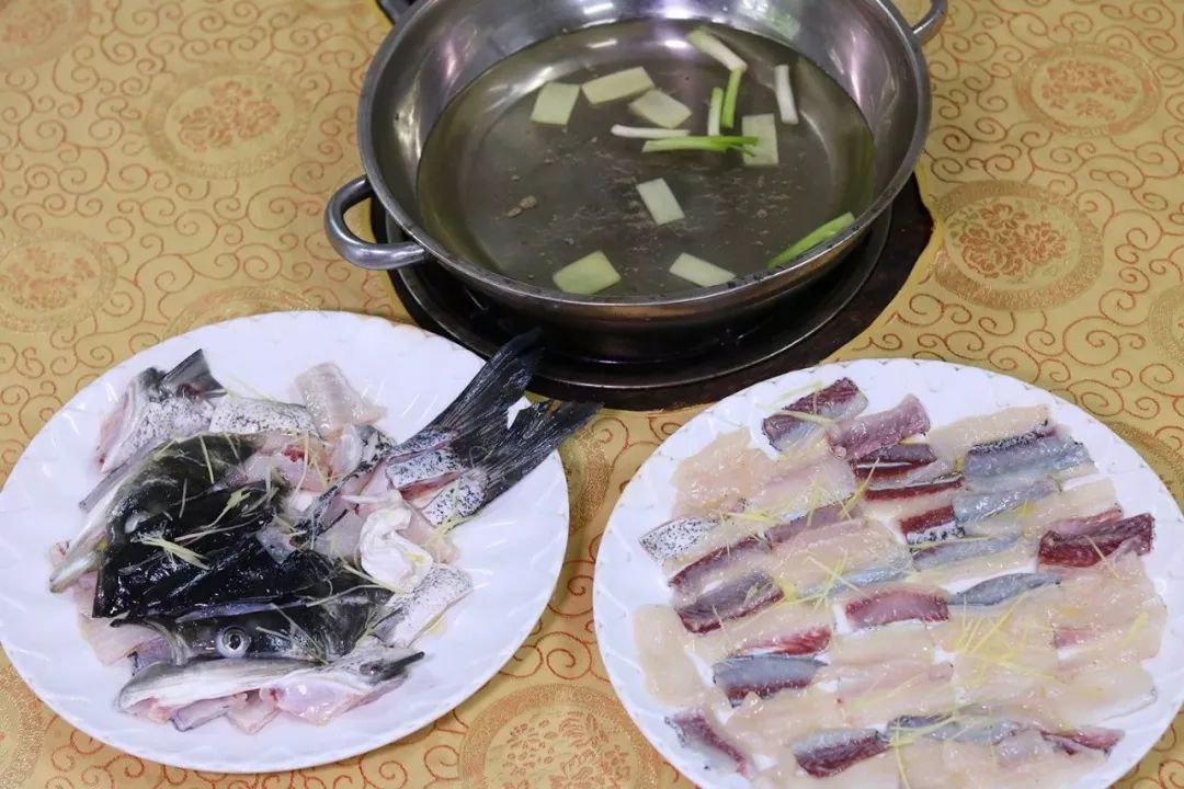 简单的姜葱蒸 原汁原味的鲜甜,鱼肉如絮 无骨水库大头鱼 正所谓 "一方