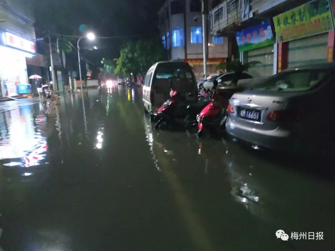 暴雨中，6辆车被大水冲到一起！蓝天队员出手了_北京日报APP新闻