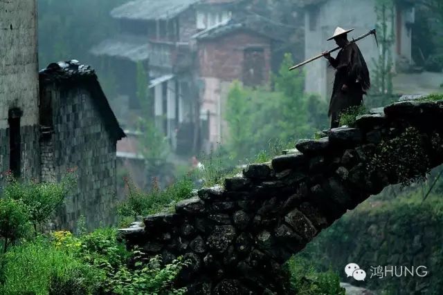 戴上这个斗笠吧, 蓑衣和斗笠,中国传统雨具.