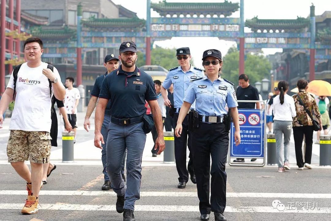 着装也是特别定制—意大利警服!意大利男模天团竟现身北京街头!