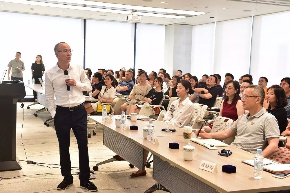 作为球迷兼英超狼队的老板,上海市浙江商会会长,复星国际董事长郭广昌