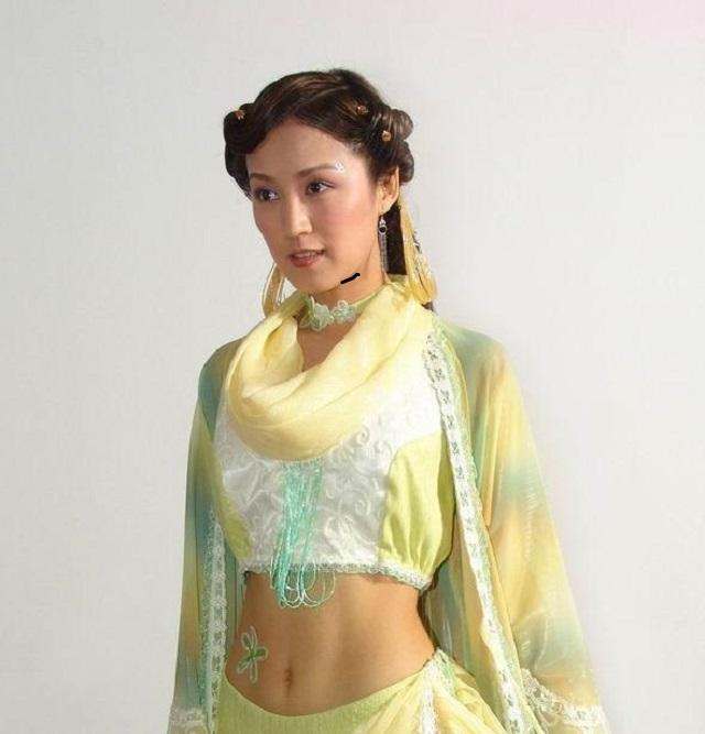 2006年的《刁蠻公主》就是一場時裝秀， 吊帶裙長筒靴露臍裝簡直了 娛樂 第7張