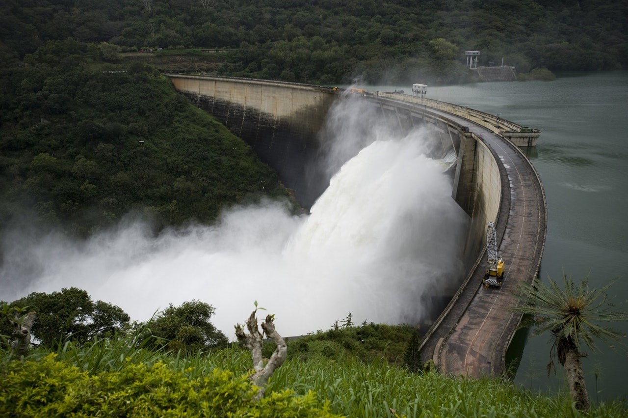 堤坝有承载极限,遇上意外暴雨就需要急紧泄洪,造成下游淹浸.